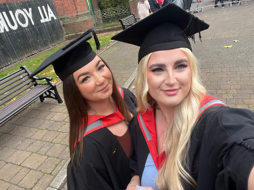 KellyCrombie31's tweet photo. First class honours degree for a first class super woman !! @MakenzieArnold you are going to be a first class Midwife and I’m super proud of you and all you do ♥️ https://t.co/VEyZtktZdx