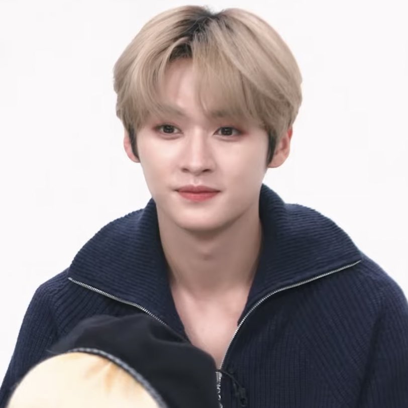 oct25ths's tweet photo. and the lee know cutest boy in the world chronicles continue https://t.co/igvNULtsFh