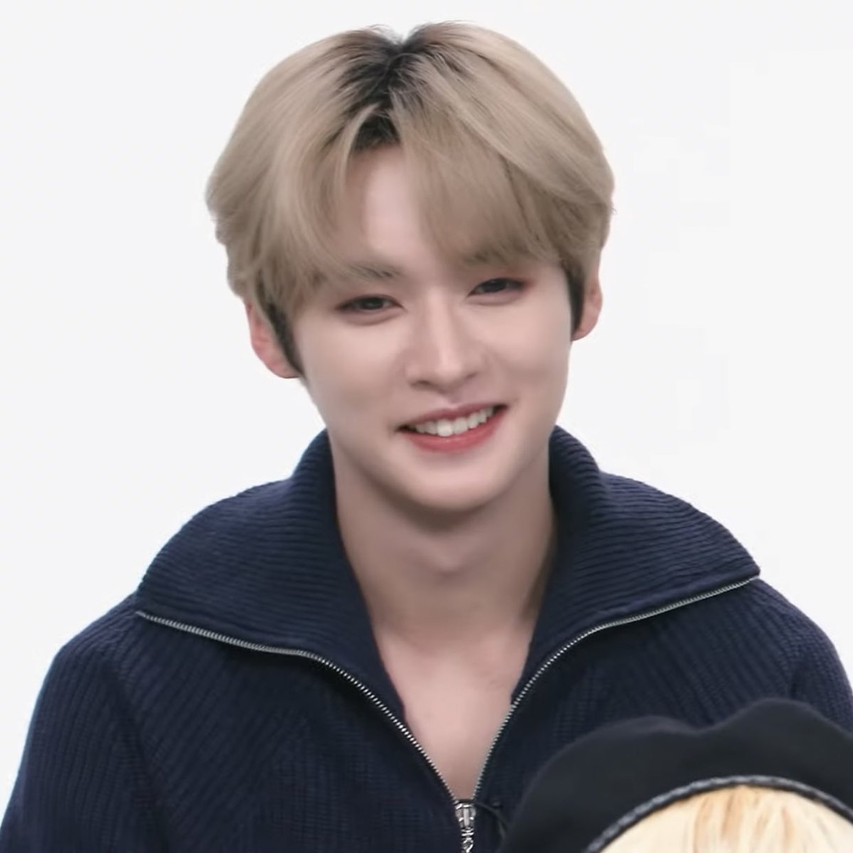 oct25ths's tweet photo. and the lee know cutest boy in the world chronicles continue https://t.co/igvNULtsFh