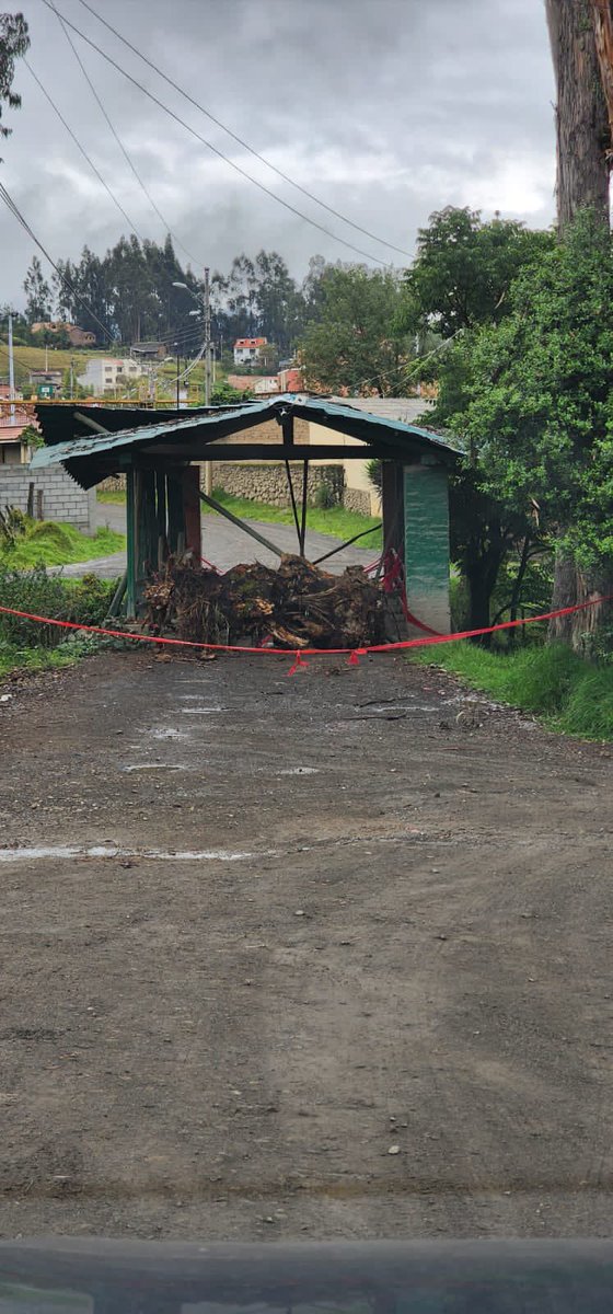 acastropiedra's tweet photo. A la izquierda una vereda recientemente reconstruida que vuele a ser destruida ¿quien cubre el costo esta negligencia?…a la derecha un puente centenario al borde de colapsar sin la mínima intervención. (6 días sin acceso calle De La Pimienta), así la improvisación hasta el final https://t.co/LSlGnE8QC0