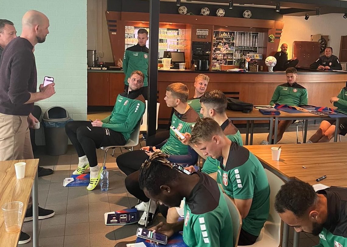 spelersvakbond's tweet photo. En door naar @fcdordrechtnl…
📱⚽️💫🚗💨
#VVCSRedButtonAppTour #FCDordrecht #RedButtonApp https://t.co/A2HXt9Y2l1