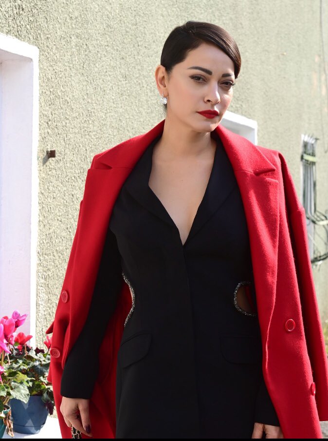 #Sitare’nin stilinden ilham al❤️ #Okız dizi kıyafetleri #Ekranda uygulamasında 📲 ıos ve Android marketten ücretsiz yükle😉  #Kanald #sezinakbaşoğulları #dizikıyafeti #sponsor #alışveriş #tv #çarşamba