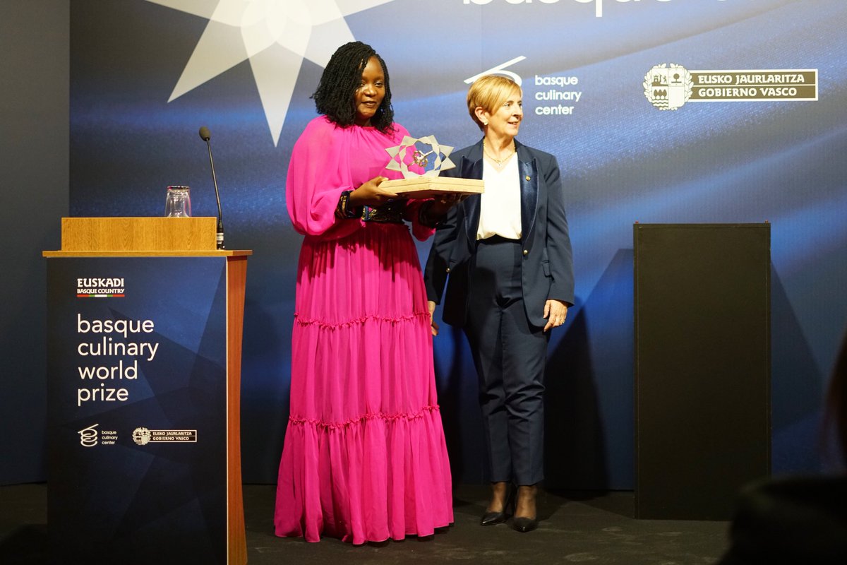 BCulinaryWP's tweet photo. Basque Culinary World Prize 2022 @Fulanichef has received tonight the award from @arantxa_tapia during the award ceremony that has been celebrated in San Sebastian.
#BCWP2022 #BCWP22 #foodforchange #BCWP #euskadi #fulani #funalichef #fonio #fatmatabinta https://t.co/1d4AKfbIUh