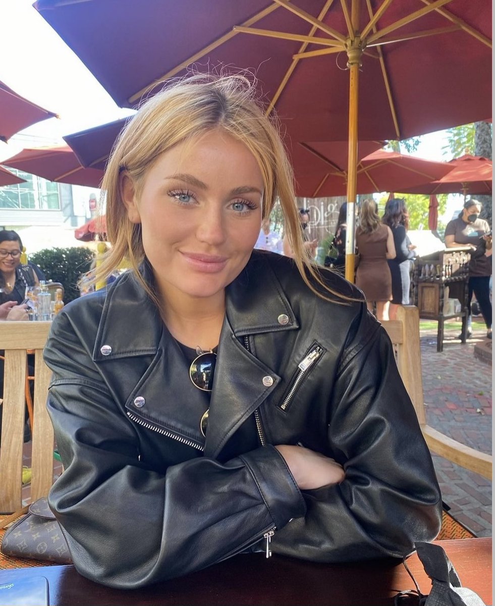 eloise's tweet image. updating ✨🍂🌊