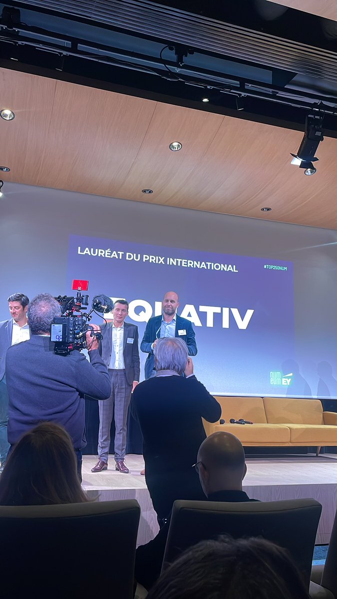 #Top250num : 
🏆Remise du Prix #International 

🥁 Bravo à <a href="/SmartAdServerFR/">Smart (FR) is now Equativ</a> 👏 
<a href="/numeum_/">numeum</a> <a href="/businessfrance/">Business France</a>