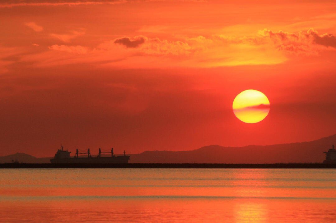 Good evening. 👋 🌅

Photo: 📸  Manila Bay Sunset. 🌅

                           in the Philippines. 💞 🇵🇭