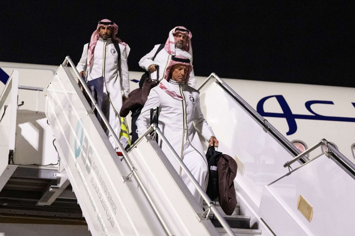 hilalstuff's tweet photo. 🎙 رينارد:

"ارتديت الزي السعودي 🇸��� احتراماً للمملكة وشعبها ولذلك قررنا أن نذهب إلى قطر بالزي الرسمي". https://t.co/aygSfO6sJr