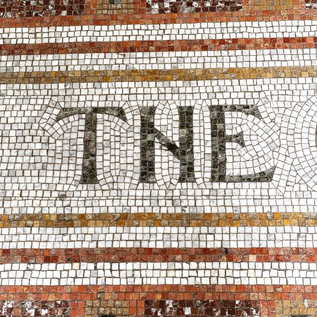 _letter2u_'s tweet photo. THE
\\
#font #letter #letters #lettering #type #typo #typography #typographic #letter2u #brusselstype #graphic #design #graphicdesign #arquitectura #architecture #urbantypography #signwriting
#grandepalace #brussels #bruxelas #belgium
\
#typeeverywh… https://t.co/S1uS3d0K7Q https://t.co/mJSZGsmNhK