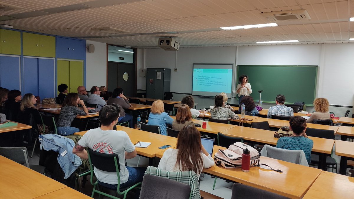 Red_Mediacion's tweet photo. #malagamediando en la primera tarde con ponencia y talleres en las III Jornadas de Mediación Escolar en la provincia de Málaga. Gran acogida del profesorado 👏👏 https://t.co/ogBnf1E3HI
