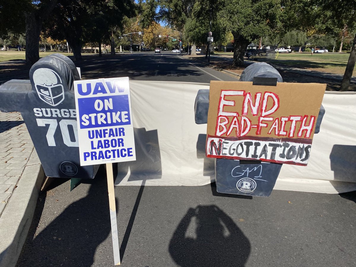 UCDavis_COC's tweet photo. it appears that the barricade is back for day 3! https://t.co/anT9R158at