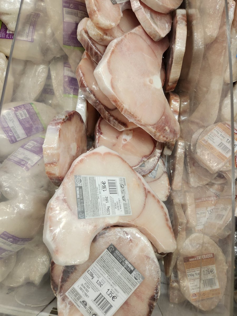G_OCeans's tweet image. Blue shark being sold at Spain&apos;s largest supermarket chain @Mercadona

Some #CITESCoP19 parties may argue that #bluesharks aren&apos;t threatened, but no population has sustainable catch limits and it remains the most caught pelagic shark in the Ocean. Something has to change... 🦈