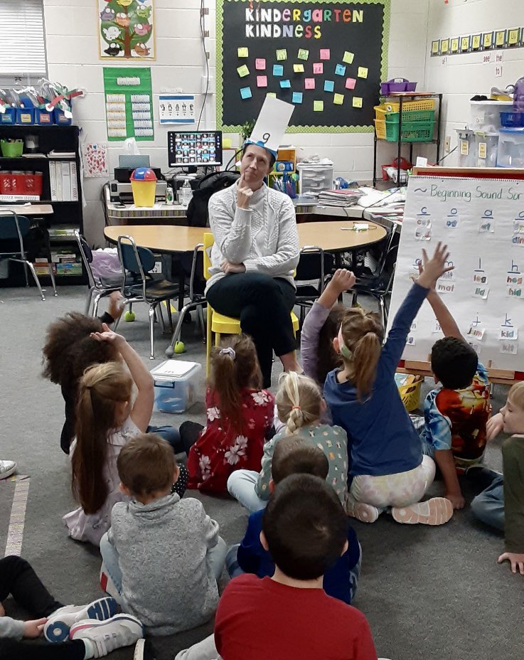 SVACreators's tweet photo. Playing Headbandz with all the letters we’ve learned! I sure did get some clever clues! #Beroyal https://t.co/5dkpHyr4PW