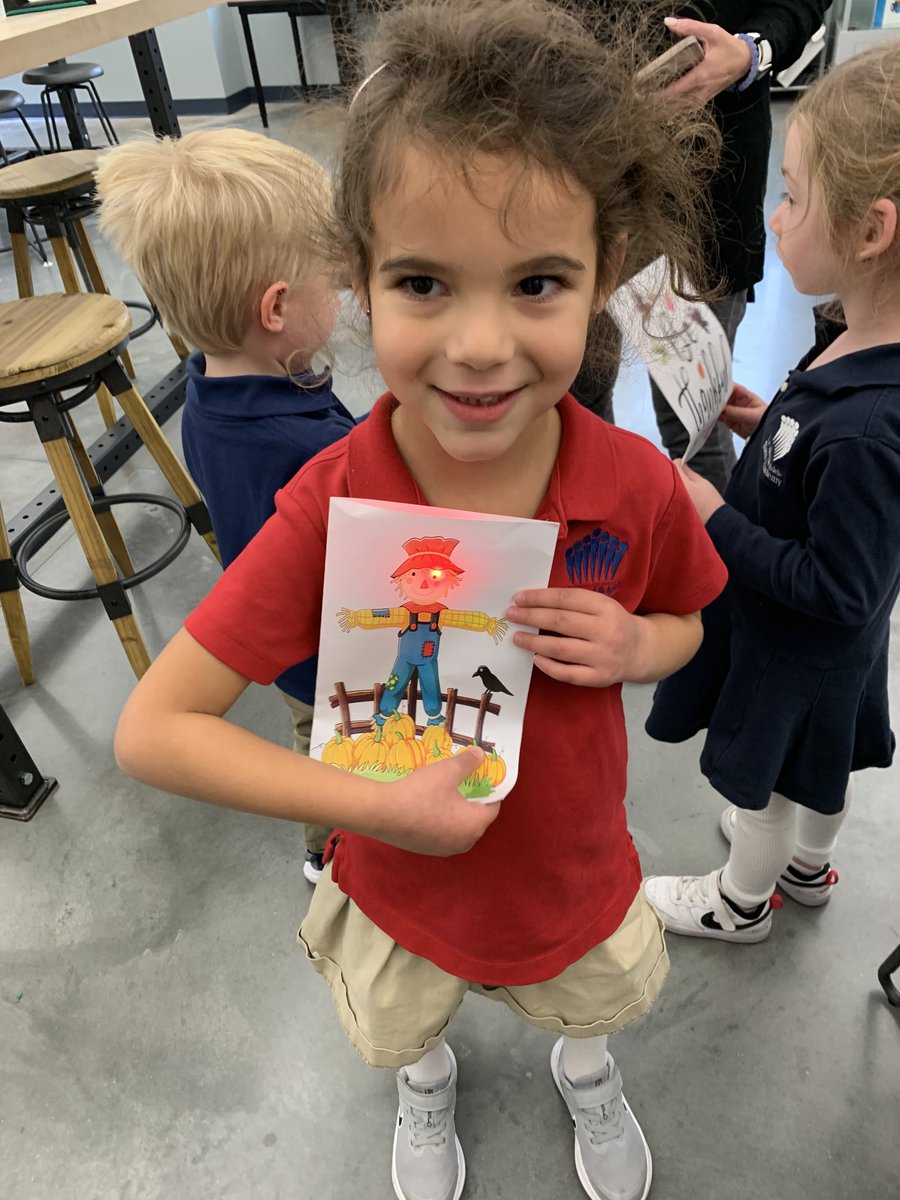 21stStacy's tweet photo. Happy Thanksgiving greeting cards with circuits @Makerspaces_com #davisme @Davis_Academy https://t.co/UD1PsllO2B