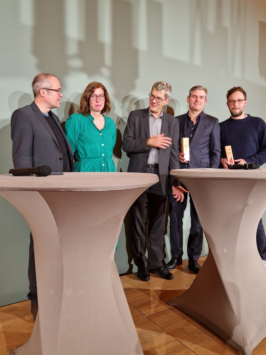 Demokratie stärken - Hertie-Stiftung (@demokratieghst) on Twitter photo In fünf Punkten analysieren Sascha <a href="/Friesike/">Sascha Friesike</a> und <a href="/thomasramge/">Thomas Ramge</a>, warum die gesellschaftlichen Antworten auf die großen Fragen unserer Zeit behäbig und uninspiriert bleiben. Dafür haben sie den Essaypreis #Demokratie & #Wirtschaft der <a href="/wiwo/">WirtschaftsWoche</a> & Hertie-Stiftung erhalten. In fünf Punkten analysieren Sascha <a href="/Friesike/">Sascha Friesike</a> und <a href="/thomasramge/">Thomas Ramge</a>, warum die gesellschaftlichen Antworten auf die großen Fragen unserer Zeit behäbig und uninspiriert bleiben. Dafür haben sie den Essaypreis #Demokratie & #Wirtschaft der <a href="/wiwo/">WirtschaftsWoche</a> & Hertie-Stiftung erhalten.
