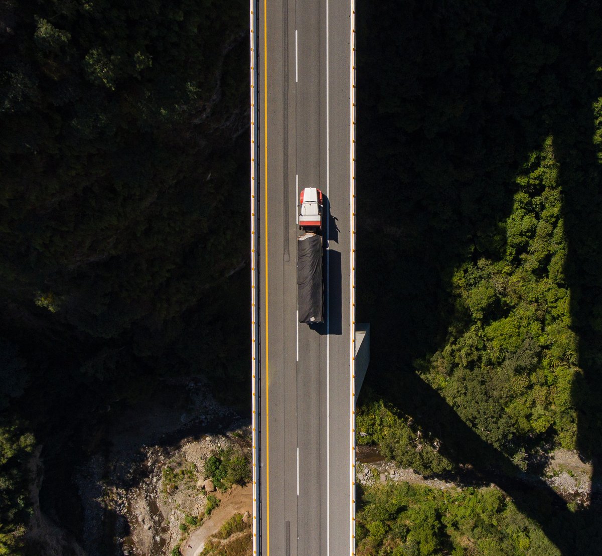 indira_vizcaino's tweet photo. Los beneficios son evidentes: se reducen de manera importante los tiempos de traslado, disminuyen los riesgos de accidentes y ahora son más competitivas las rutas que llegan y se van desde el Puerto de Manzanillo. 🛣️🚗 https://t.co/LStkTVGxT1
