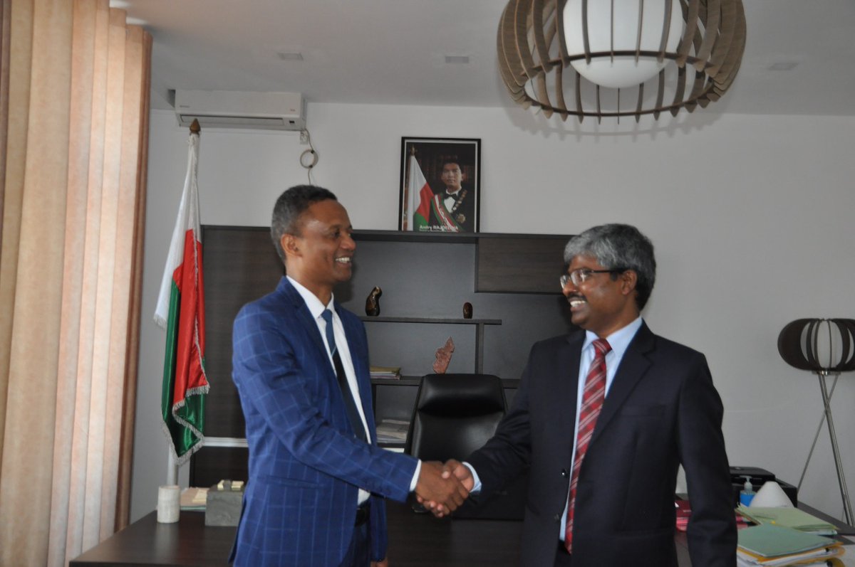 VISITE DE COURTOISIE DE L'AMBASSADEUR DU JAPON  ET DE L’ AMBASSADEUR DE L'INDE 🇯🇵🇲🇬🇮🇳

15/11/2022 - Visite de courtoisie de l'Ambassadeur du Japon SEM Abe Koji  et de l'Ambassadeur de l'Inde, SEM Bandaru Wilsonbabu auprès du Ministre RAKOTOMALALA Herindrainy Olivier