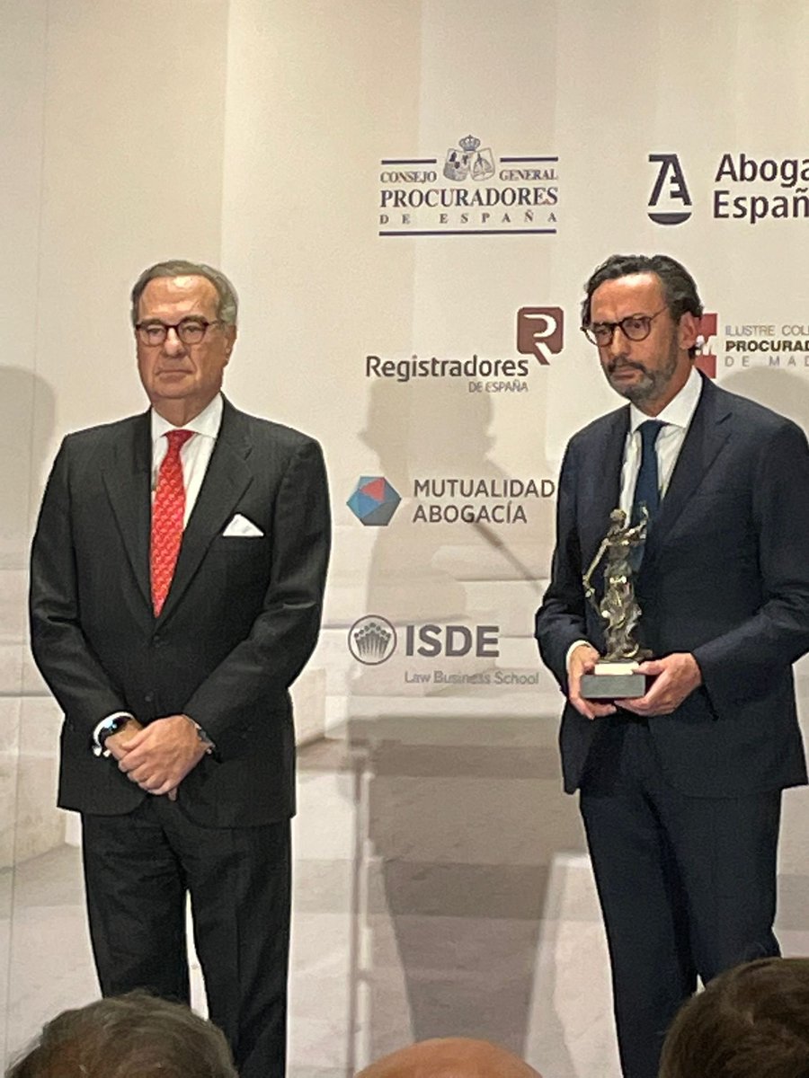 FundMutualidad's tweet photo. #PremiosConfilegal 📢 Muy orgullos@s de que @EnriqueSanz_MGA, presidente @MdAFundacion y @MutuaAbogacia, recoja el premio que nos otorga @Confilegal en la categoría Innovación por la iniciativa #ConectadosPorDerecho y entregado por @JM_AlonsoPuig, Decano @icam_es 👏👏 https://t.co/Ny1OT2B2UM