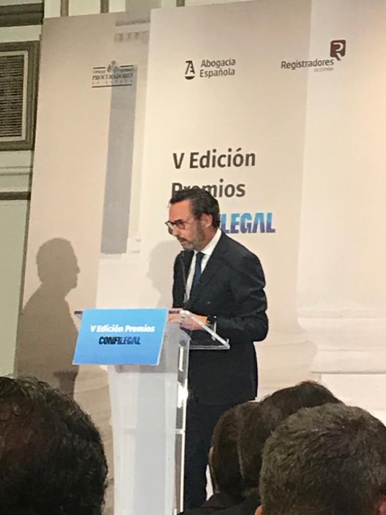 FundMutualidad's tweet photo. #PremiosConfilegal 📢 Muy orgullos@s de que @EnriqueSanz_MGA, presidente @MdAFundacion y @MutuaAbogacia, recoja el premio que nos otorga @Confilegal en la categoría Innovación por la iniciativa #ConectadosPorDerecho y entregado por @JM_AlonsoPuig, Decano @icam_es 👏👏 https://t.co/Ny1OT2B2UM