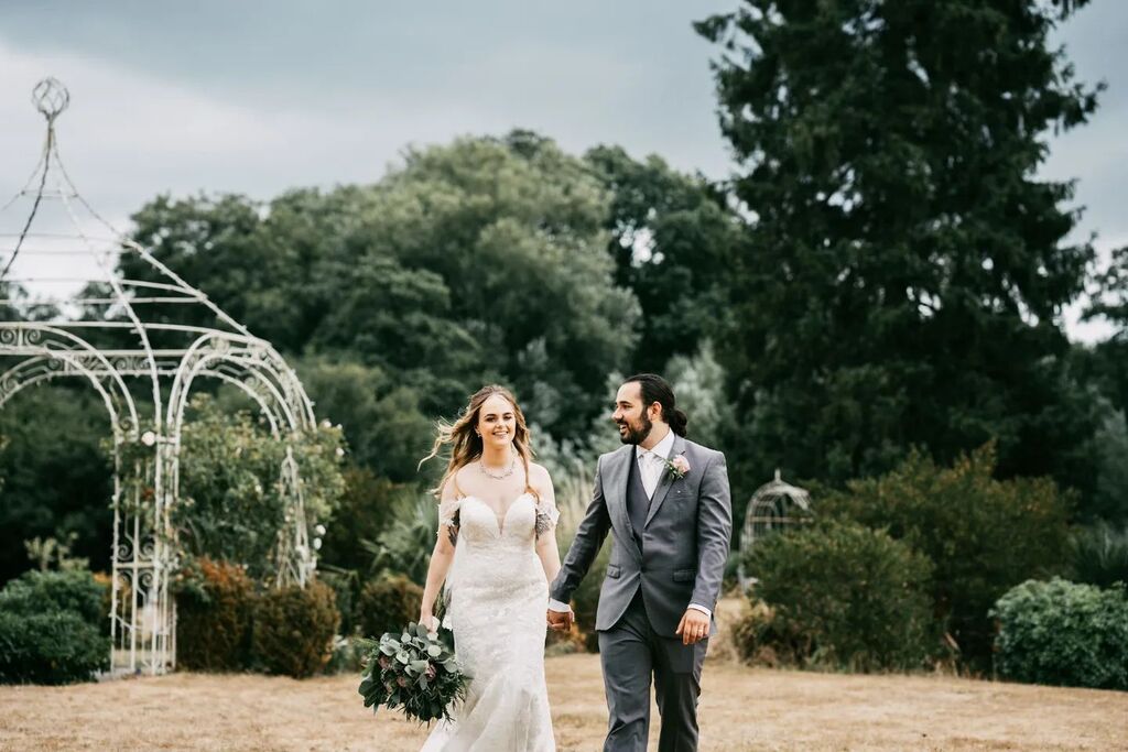 Love this candid shot of Y&J walking through the gardens at South downs Manor 📷
Natural unposed photos are always a winner 🥰

#weddingphotography
#candidwedding #engagedtobemarried #shesaidyes💍#unposedweddingphotography

Venue @southdownsmanor
Florist @nurseryfreshfloraldesi…