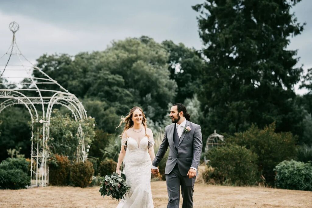 tcullenphoto's tweet photo. Love this candid shot of Y&amp;J walking through the gardens at South downs Manor 📷
Natural unposed photos are always a winner 🥰

#weddingphotography
#candidwedding #engagedtobemarried #shesaidyes💍#unposedweddingphotography

Venue @southdownsmanor
Florist @nurseryfreshfloraldesi… https://t.co/4mAEyRlHk9