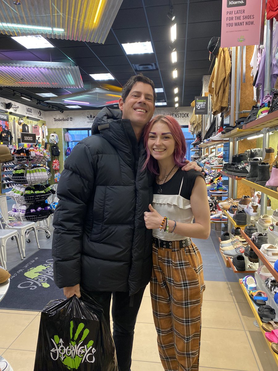 cheyeey's tweet photo. don’t mind me just casually meeting Dom from @BigGigantic at work today… literally made my whole month you just blessed my store for holiday season 🥹✨😭 https://t.co/jXyl7zhvVv