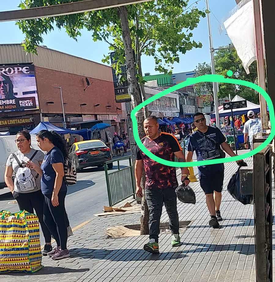 xsxan's tweet photo. @Equipo_Iraci OYE A QUIEN ENGAÑAN! FOTO TOMADA RECIEN A LAS 16:50 EL 16/11/22 BASCUÑAN CON SAZIE. ESTA TAPADO DE AMBULANTES Y TOLDOS AZULES TODO EL BARRIO! @IraciHassler @Equipo_Iraci HAGAN LA PEGA COMPLETA! NO SOLO PARA LA TELE Y LOS MEDIOS! COMUNA DE SANTIAGO ES UN CAOS! https://t.co/jumja3bUWS