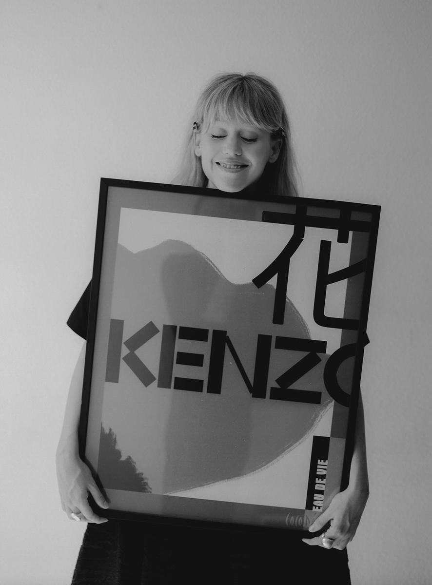 “Error 404” es el primer álbum de <a href="/KimberleyTell/">Kimberley Tell</a>, quien nos ofrece su pequeña visión sobre las relaciones modernas, con quince temas encantadores. Hablamos con ella hoy en #veindigital vein.es/la-fantasia-de…