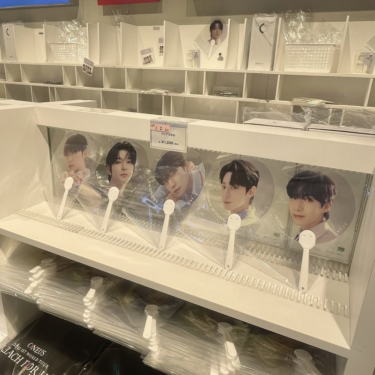 PortalOneusBR's tweet photo. #INFO 🗓 16.11.22 

Oneus na pop up store da TLC Records com decoração inspirada no lançamento de Dopamine 🥰 

~🪴 

©️ records_tlc | Portal Oneus BR 
#원어스 #TOMOON #ONEUS
@official_ONEUS https://t.co/dQoEQIu76S