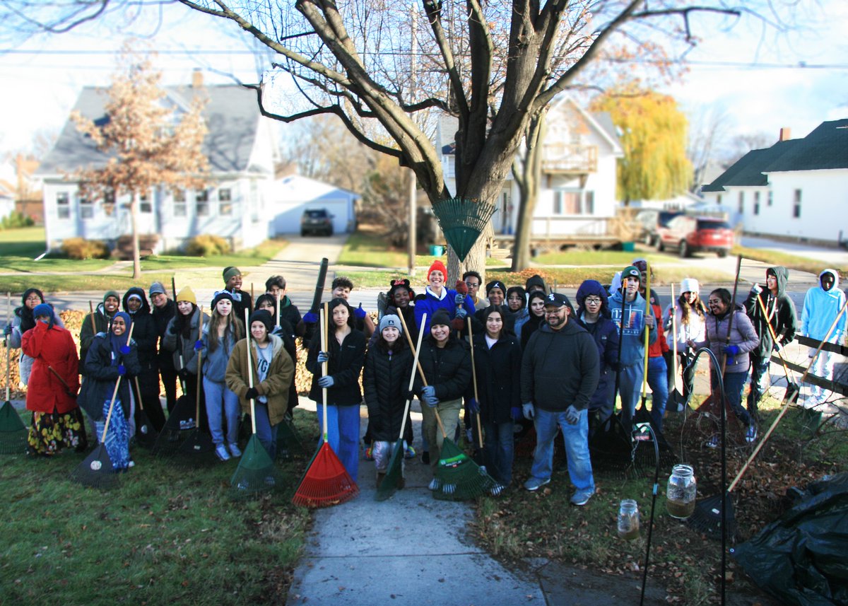 greenbayschools's tweet image. Retired East High teacher John Reiman started a leaf raking project in 1993 to help people in the East High community. This last Saturday, 30+ East High students continued that tradition. #GBAPSProud #CommunityReady #Tradition @greenbayeasths