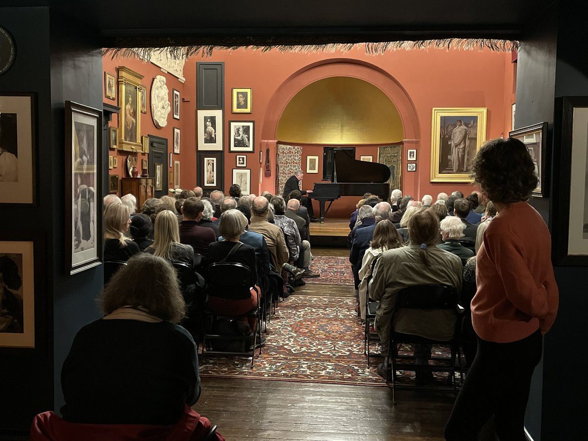Standing room only for Leslie Howard’s recital of Liszt for KCMS tonight at <a href="/LeightonHouse_/">Leighton House and Sambourne House</a> - an absolute thrill! Here is the Großes Konzertsolo in action. Don’t miss our next concert on 17th January with the Alkyona Quartet: kcmusic.org.uk/concerts/17th-…