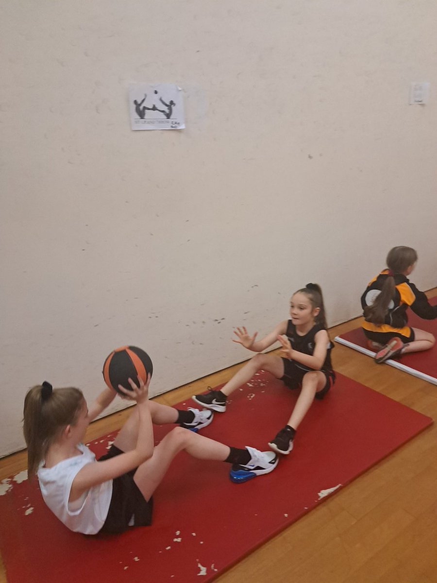 Stephen01336756's tweet photo. Haydock Girl's back smashing  the Gym https://t.co/XOG5eOrg2v