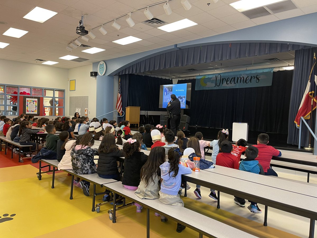 _Majd_Al_'s tweet photo. Safety town presentation with officer Woolverton with the @IrvingPD at @fmgilbert https://t.co/nScNmDelog