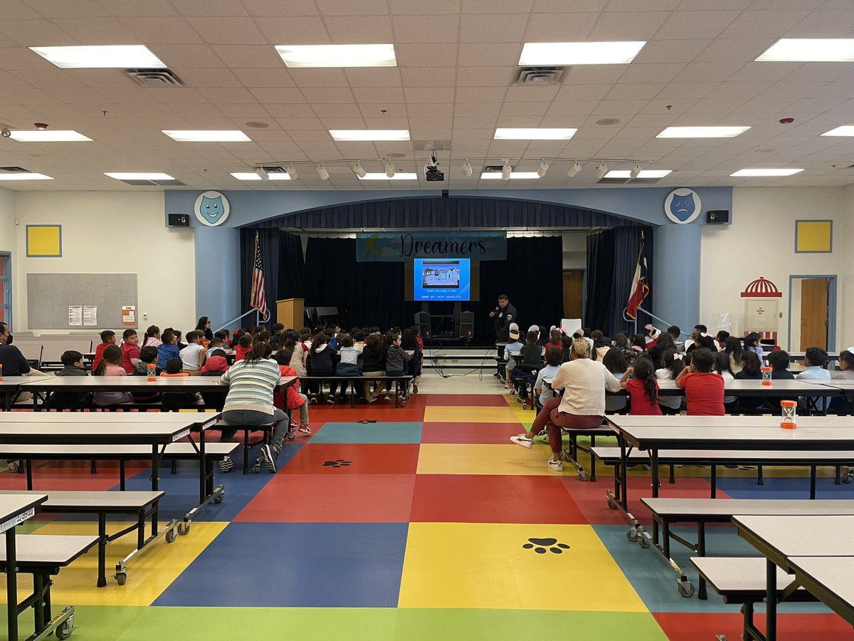 _Majd_Al_'s tweet photo. Safety town presentation with officer Woolverton with the @IrvingPD at @fmgilbert https://t.co/nScNmDelog