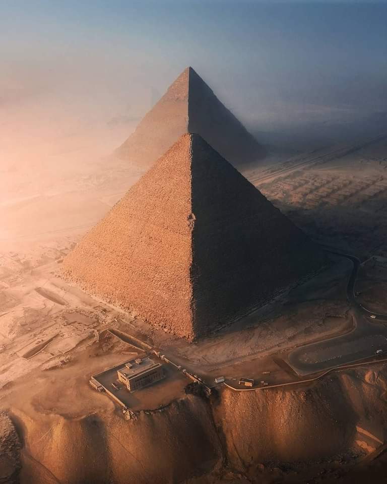 RincnCuriosoo's tweet photo. Las pirámides de Giza están perfectamente adaptadas de modo estético y alineadas con la posición del cinturón de Orión. ¡Simplemente magnificas! https://t.co/EPmXpCbYHc