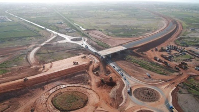 MGUEYEofficiel's tweet photo. L'Autoroute Mbour-Kaolack (100km) s'inscrit dans le cadre du développement des offres routières des axes stratégiques entre les régions du #Sénégal, une vraie politique d’intégration qui prend en compte la réalisation de grands corridors de transports.

@Macky_Sall #kebetu #dakar https://t.co/Y3MBXQGZm1