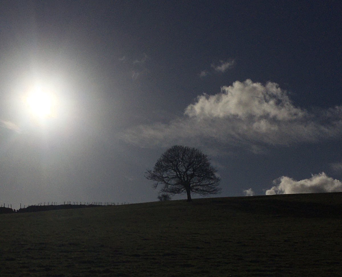 mutley7781's tweet photo. 👀 #Siblyback #Cornwall
#sun #clouds #silhouette https://t.co/QWm3bJ0xjo