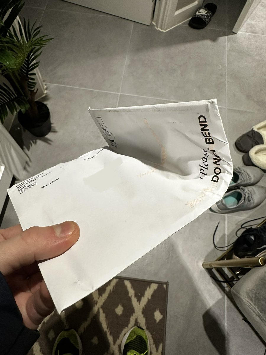 One job… <a href="/MoonpigUK/">Moonpig</a> 

‘please do not bend’ 😂