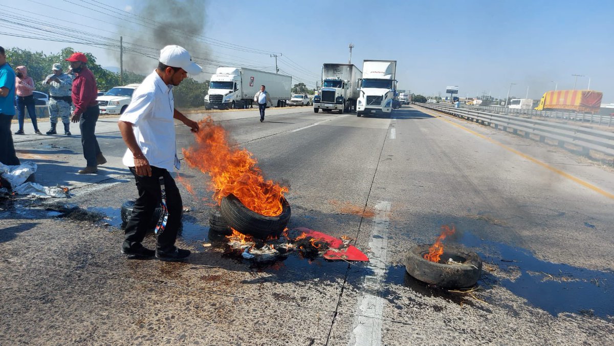 AlertaQro's tweet photo. #AlertaVial | ⚠️ Manifestantes cierran la autopista México Querétaro a la altura de Pedro Escobedo en dirección a la Ciudad de México en protesta por el operativo del Instituto Queretano del Transporte (IQT) contra taxis irregulares. Extreme precauciones y tome vías alternas. https://t.co/6yGn6tsIDD