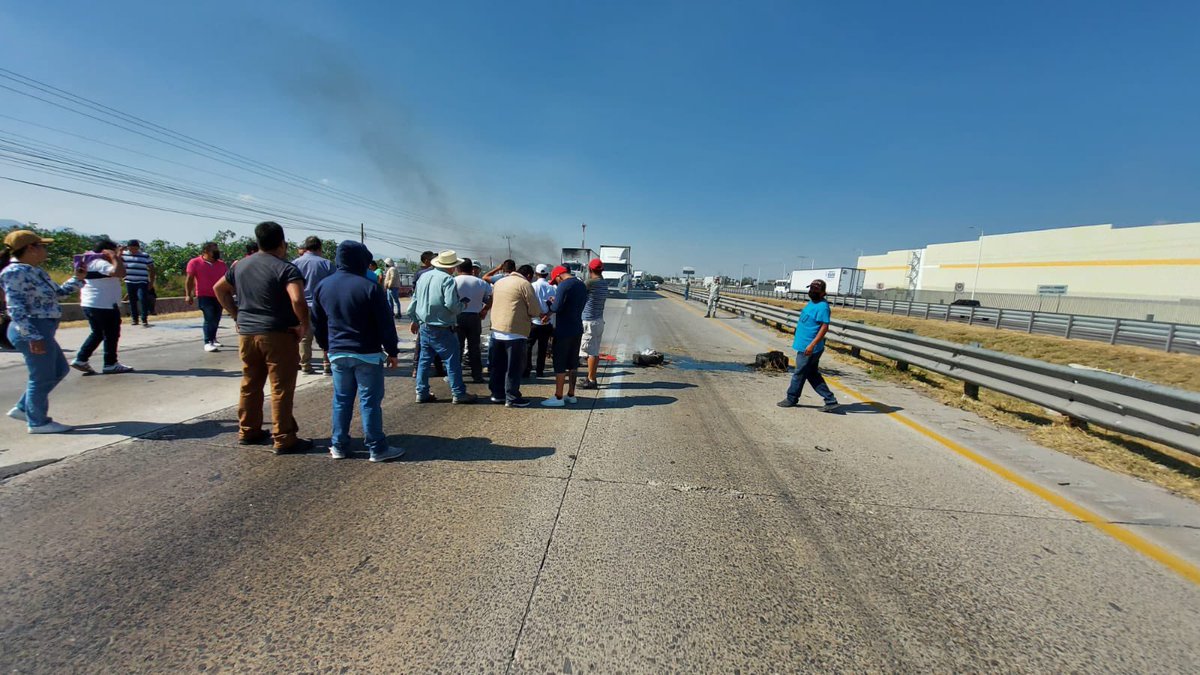 AlertaQro's tweet photo. #AlertaVial | ⚠️ Manifestantes cierran la autopista México Querétaro a la altura de Pedro Escobedo en dirección a la Ciudad de México en protesta por el operativo del Instituto Queretano del Transporte (IQT) contra taxis irregulares. Extreme precauciones y tome vías alternas. https://t.co/6yGn6tsIDD
