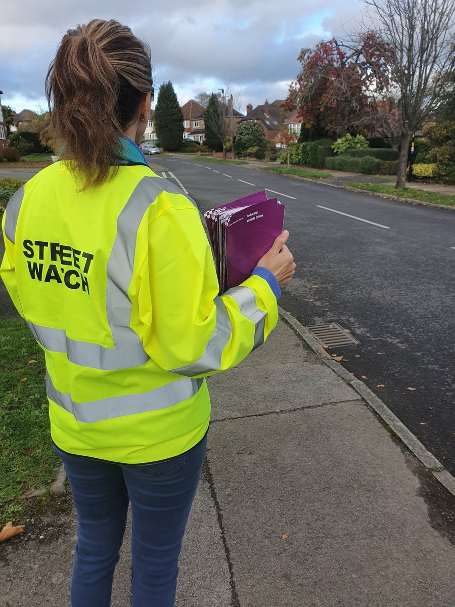 Sutton_WMP's tweet image. A big thank you to our Sutton Vesey streetwatch groups for assisting neighbourhood officers to distribute crime prevention leaflets regarding the increase in vehicle crime. 
Lets keep our vehicles safe 🔒
@WMPolice #BESpotlight @beaconstrollers