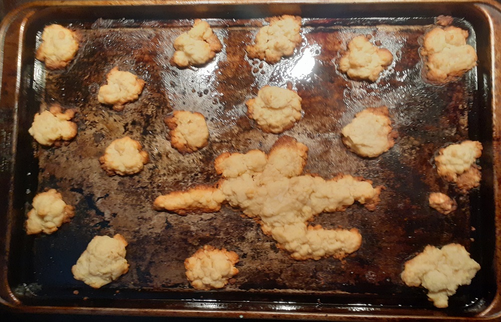 Get KQB creative in the kitchen this holiday season with some delicious inspiration 😋 

📷: Ika with the most lovely character cookies, rich's Stripes Sourdough delight, and Winged Cat's "Two Queens Enter the Oven" cookie combat scene. BRAVO!