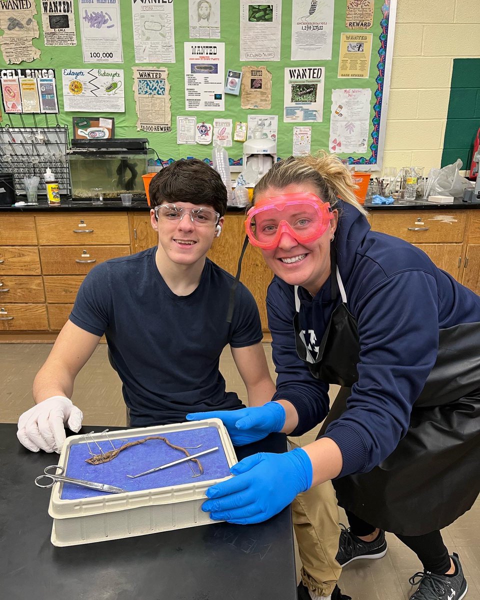 MrsGio828's tweet photo. Great day to be a BUC!! From dissecting earth worms to the college fair to seeing a former 2015 student who is now a college rep!!!! @sra.floresma #BHS @vincent_orrei @BHS_NJ https://t.co/MYNEu8Edn4