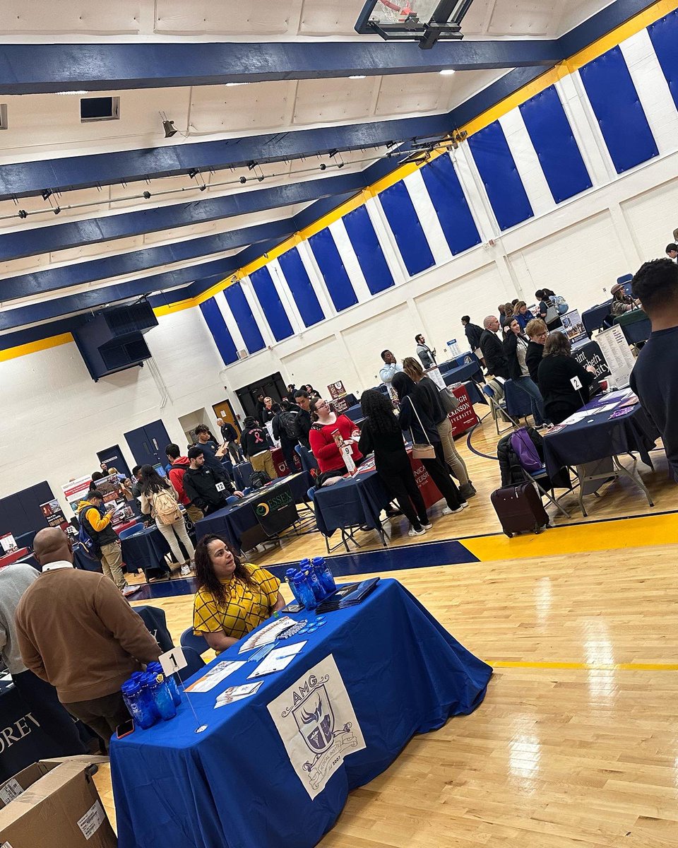 MrsGio828's tweet photo. Great day to be a BUC!! From dissecting earth worms to the college fair to seeing a former 2015 student who is now a college rep!!!! @sra.floresma #BHS @vincent_orrei @BHS_NJ https://t.co/MYNEu8Edn4