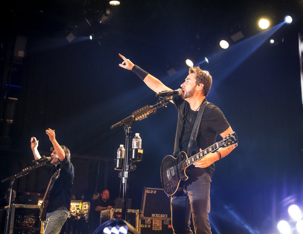 Nickelback's tweet photo. Toronto, thank you so much for having us! We’re off to New York!

📸 Richard Beland https://t.co/41VpS7YJ3U
