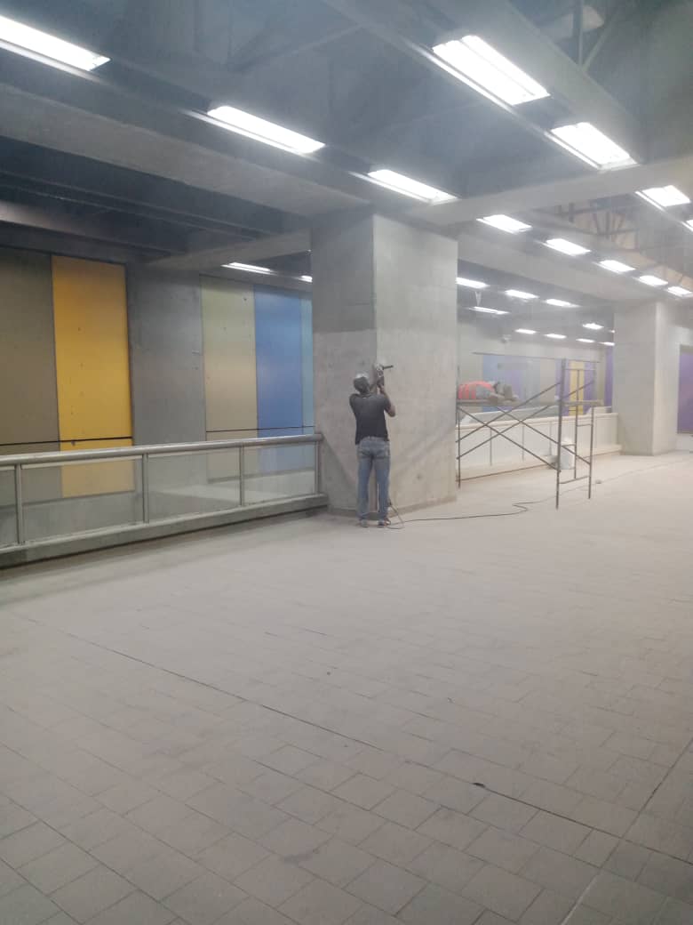 Radarciudadccs's tweet photo. Usuarios del metro de la estación Pza. Venezuela tienen que esperar la llegada del tren soportando todo el polvo que se genera de las limpiezas realizas con esmerilado de las paredes para quitar la pintura. Estos trabajos se deben hacer de madrugada para no exponer al público. https://t.co/QugYTrmT6V