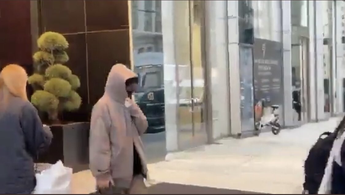 #JISOO, #JENNIE, and #ROSÉ were spotted leaving their hotel in NYC today.✨

I’m voting for BLACKPINK (<a href="/BLACKPINK/">BLACKPINKOFFICIAL</a>) for Favorite K-Pop Artist at the #AMAs