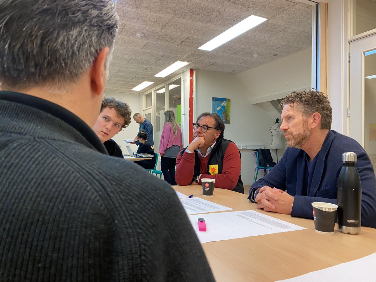WRKralingen's tweet photo. We schrijven het Wijkakkoord voor Kralingen. Vanavond hebben we de gemeentelijke afdelingen ontvangen om gezamenlijk acties te bedenken voor het jaar 2023. 📑✍🏽 
#Wijkraad #Kralingen https://t.co/iHEREsUEPH