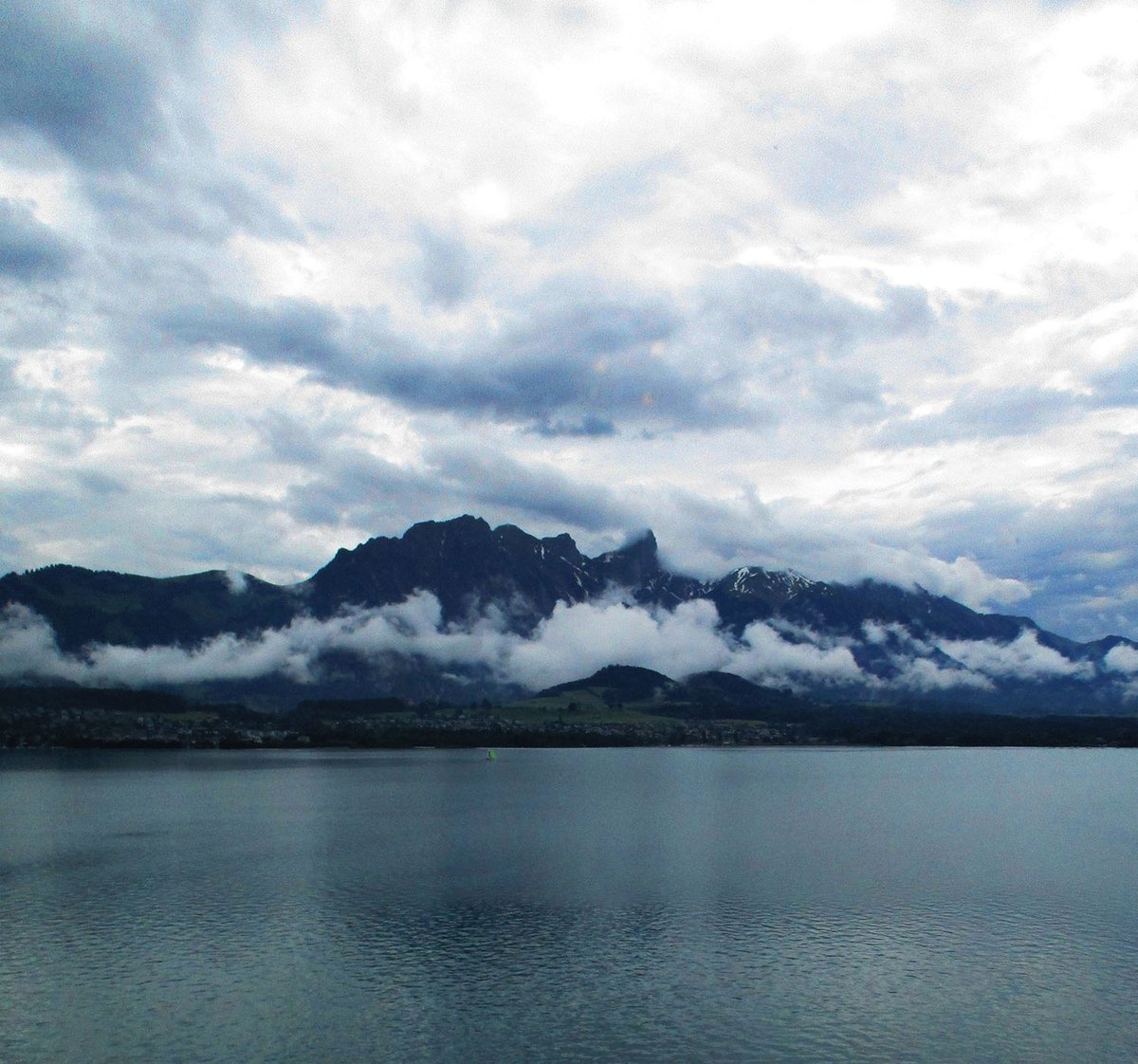 karenmcamp's tweet photo. Lake Thun, layers of blue #mood #atmosphericperspective https://t.co/TLdZ46Sr6g