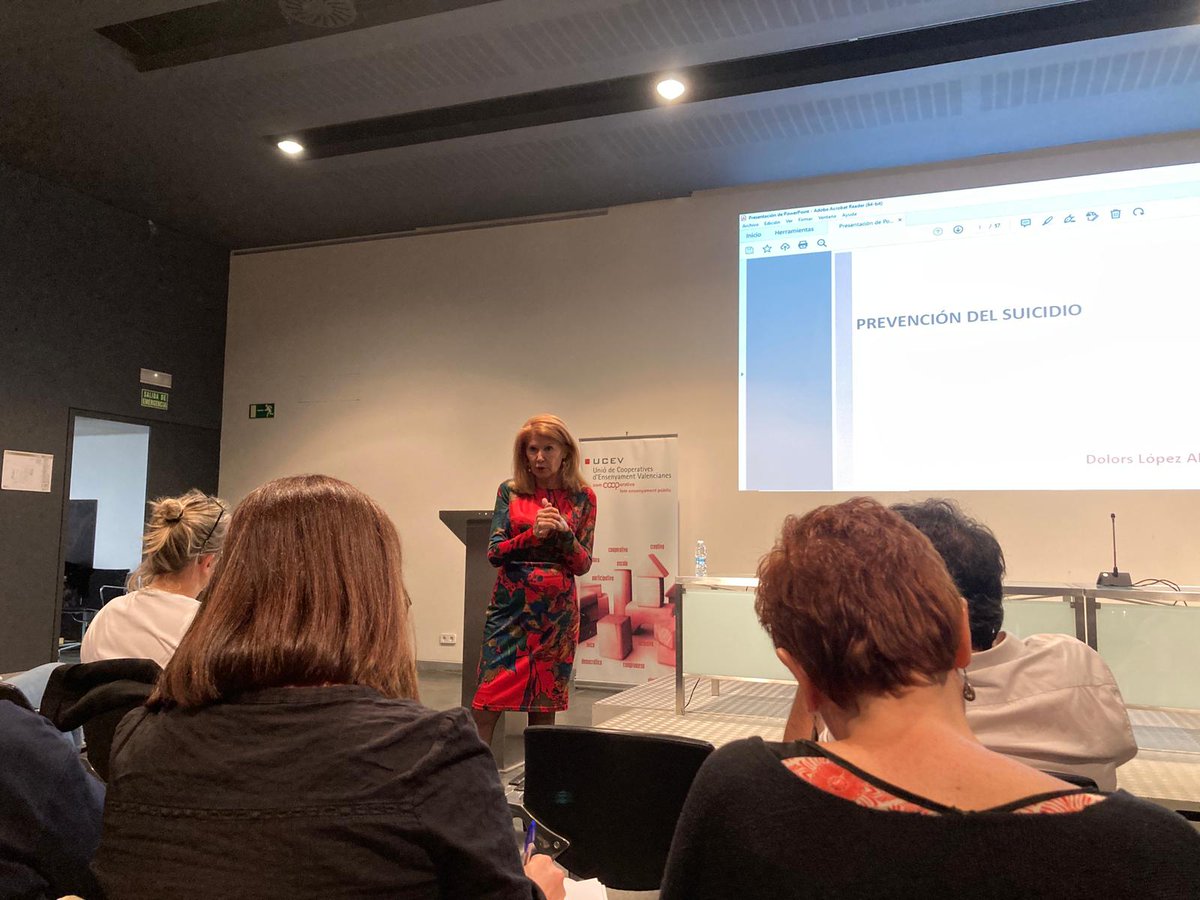 Miquel_R_C's tweet photo. Visibilitzar, posar paraules, aprendre a demanar ajuda... I teixir xarxes de suport social per fer front a les conductes suïcides. Sessió formativa de @La_UCEV amb @DolorsLopez8 sobre salut mental i suïcidi en l'adolescència. Sapiguem cuidar i sapiguem cuidar-nos 🫶 https://t.co/9mdh4rq19o