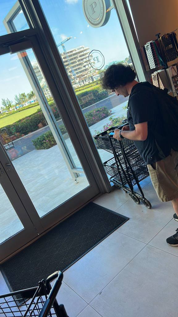 psyopcop's tweet photo. SBF was just spotted earlier today in what appears to be a grocery store in the bahamas with no security or law enforcement around... https://t.co/YWLPrfjo2o